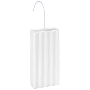 Humidificateur Wenko en céramique blanche avec structure à lignes et crochet en métal.