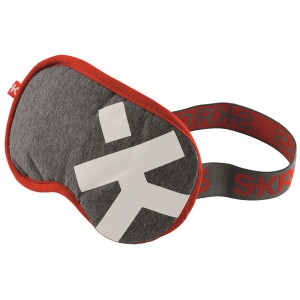Masque de sommeil Skross Deluxe, gris foncé avec logo blanc et bordure rouge. Accessoire de voyage.