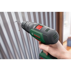 Avvitatore a batteria Bosch UniversalImpact 18 in uso, foratura metallo.