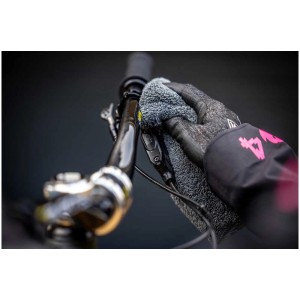 Fahrradpflege: Muc-Off Bike Protect Pflegespray 500 ml beim Reinigen eines Fahrrads.