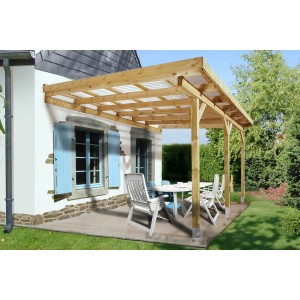 Copertura per patio/carport addossato Weka in legno con tetto in plastica trasparente e mobili da giardino.
