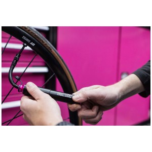Muc-Off AirMach Mini Fahrradpumpe beim Aufpumpen eines Fahrradreifens.