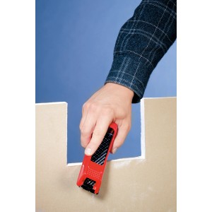 LUX Block râpe à bois Comfort utilisée sur plaque de plâtre, cadre en plastique rouge.