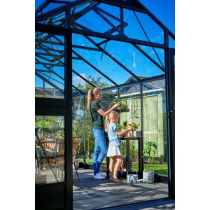 Serre Juliana Premium 13 anthracite avec mère et fille jardinant.