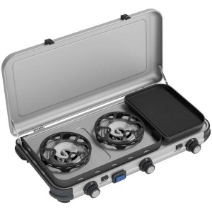 Fornello da campeggio Campingaz Camping Kitchen 2 Multi Cook R con piastra grill, aperto.
