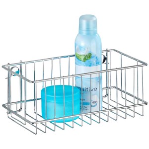 Wenko Étagère murale Classic grande, chromée, avec vis et chevilles, remplie d'articles de salle de bain.
