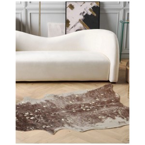 Beliani Kunstkuhfell Bogong hellbraun (130x170 cm) vor weißem Sofa. Dekoration für Wohnzimmer.