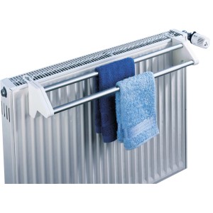 Stendino da termosifone Wenko Standard bianco con asciugamani sul termosifone.