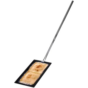 Nouvel Grill Raclette avec manche télescopique et fromage fondu.