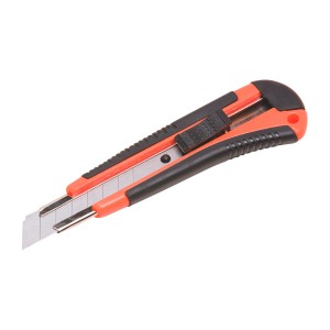 Cutter OBI avec manche orange et noir et lame rétractable.