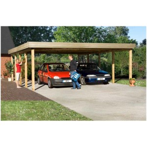 Doppio carport Weka 609 in legno trattato a pressione con due auto parcheggiate.