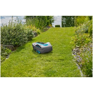 Robot tondeuse Gardena smart Sileno city 600 sur pelouse dans jardin.