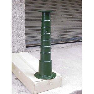 Support de pompe en fonte noire pour pompe à main, hauteur env. 68 cm.