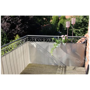 Schermatura balcone effetto rattan in platino, per proteggere da vento e sguardi indiscreti.