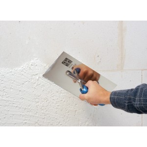Taloche à lisser LUX Classic appliquant du plâtre sur un mur. Outil de maçonnerie avec lame en acier inoxydable.
