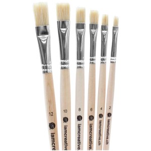 Set de 6 pinceaux plats avec poils synthétiques et manches en bois de différentes tailles.