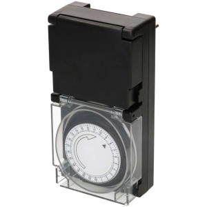 Schwarze mechanische Zeitschaltuhr IP55 für Aussenbereich mit 24h-Programm.