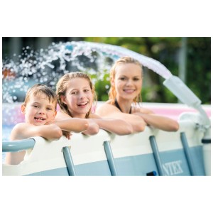 Famille dans la piscine avec fontaine à eau multicolore LED Intex en fonctionnement.