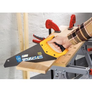 LUX Handsäge Speedcut 400 mm Professional beim Sägen von Holz.
