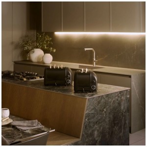 Tostapane Dualit Classic a 2 fette nero su un bancone da cucina.