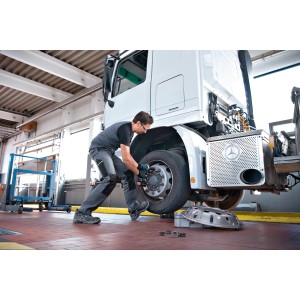 Avvitatore a impulsi a batteria Bosch Professional GDS 18V-1000 C che cambia una gomma di un camion.