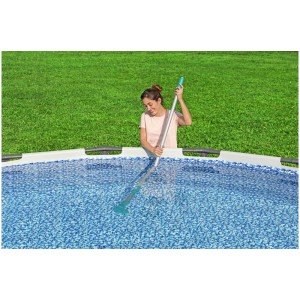Donna pulisce la piscina con aspiratore a batteria Bestway AquaSurge. Aspiratore con asta e spazzola.