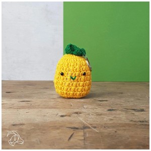 Portachiavi ananas giallo all'uncinetto di Hardicraft. Set fai da te in cotone.