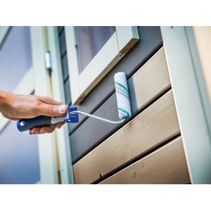 LUX Lasurroller 12cm in Aktion: Braun-grün gestreifte Nylonwalze für glatte Flächen.
