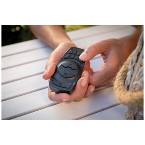 Utilizzo del controller Plug & Shine nero per illuminazione esterna con telecomando.