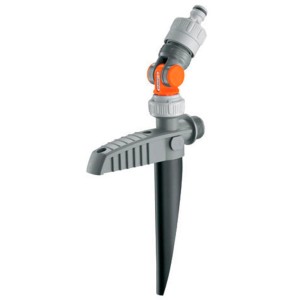 Raccord d'eau Gardena pour systèmes d'arrosage avec joint pivotant et stop d'eau.