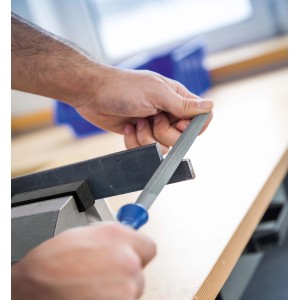 Pièce en cours d'usinage avec l'étau de précision LUX Comfort.