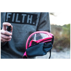 Anwendung von Muc-Off Anti-Beschlag Spray auf Brille. Fahrradpflege für klare Sicht.