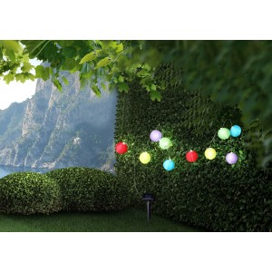 Colorata catena luminosa solare a LED Globo con 10 lanterne in giardino, ideale per serate estive suggestive.