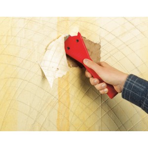 Décolleuse à papier peint LUX en utilisation : Manche rouge, lame inclinée retirant le papier peint du mur.