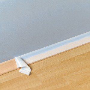 Gelbes LUX Flachkrepp Klebeband zum Abkleben von Sockelleisten für saubere Farbkanten.