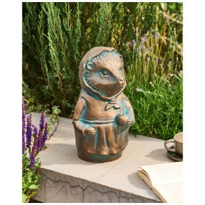 Braune Igel Gartenfigur aus Magnesiumoxid mit Used-Look, Kapuze und Apfel, als Gartendekoration auf Terrasse.