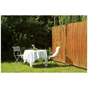 Brise-vue en osier Champagne 180x300 cm sur balcon, dans un jardin avec table et chaises.