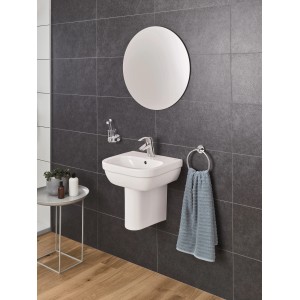 Lavabo Grohe Euro Ceramic, blanc alpin, 45 cm, avec PureGuard dans une salle de bain moderne.