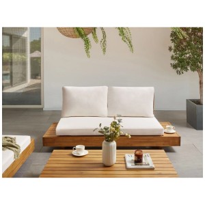 Divano da giardino Marettimo 2 posti in legno di acacia con cuscini chiari su terrazza. Elegante arredo lounge.