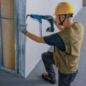 Avvitatore per cartongesso a batteria Bosch Professional GTB 18V-45 in uso per avvitare una parete.