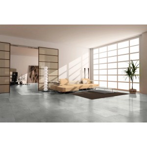 Heller Wohnraum mit Classen Ceramin Fliesen Neo Vario Breccia in Steinoptik als Bodenbelag.