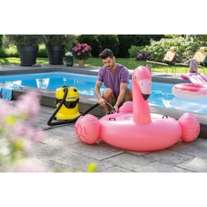 Set adattatore soffiante Kärcher in uso: uomo gonfia fenicottero rosa con aspiratore liquidi/solidi a bordo piscina.