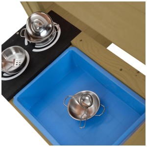 Gros plan sur la cuisine de jeu de la cabane TP Toys Cubby, avec des ustensiles et un évier.