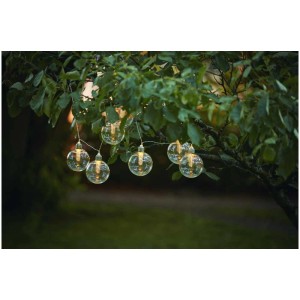 Solar-Lichterkette Chania mit warmweissen Kugeln (8 cm) im Garten.