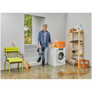 Homme utilisant une pompe submersible pour eaux chargées Gardena 9000 dans un sous-sol inondé.