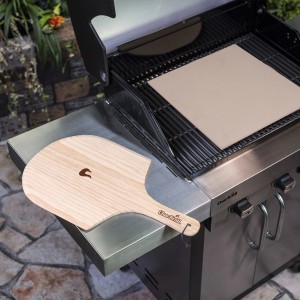 Char-Broil Pizzastein-Set mit Holzschieber auf Grill. Grillutensil für Pizza.