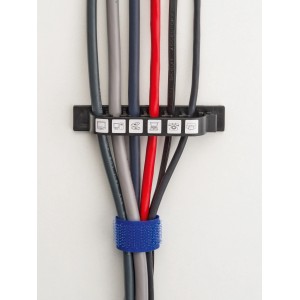 Kit de gestion de câbles 31 pièces avec câbles dans support et velcro pour la fixation.
