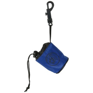 Blaue Hundesnacktasche aus Polyester mit Karabiner zur Befestigung.