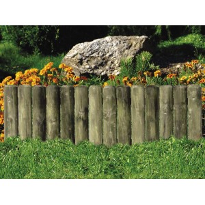 Bordure fixe imprégnée verte faite de palissades demi-rondes comme clôture de jardin.
