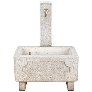 Fontana rettangolare Nouvel Siena II in cemento con rubinetto in ottone, ideale per la raccolta dell'acqua piovana.